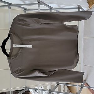 Lululemon High Neck Run and Train Size 2 Brand New